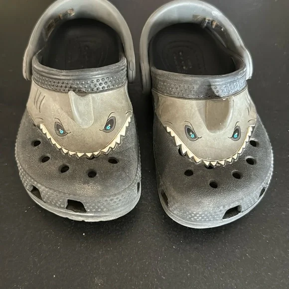Toddler shark Crocs size 7 - Picture 1 of 4